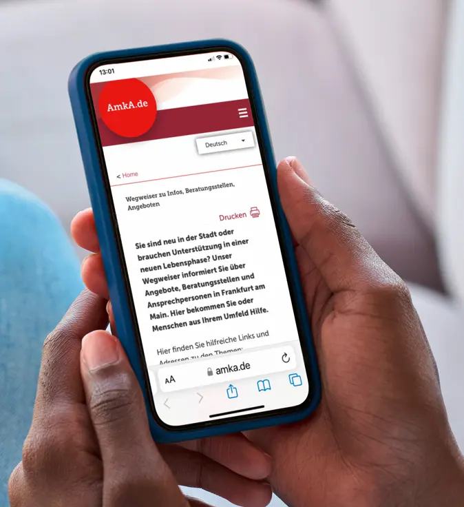 Smartphone in der Hand eines Nutzers mit Informationen zu Frankfurt (© iStock, Stadt Frankfurt am Main)